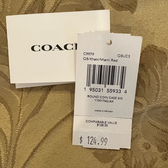 Coach brand coin purse WITH authentic gold Coach charm. NWT (coin purse). - Picture 7 of 8